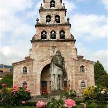 Click para ampliar. Pulsa en el nombre para ver la ficha. Pelayo 2 - Cangas Iglesia y estatua del rey